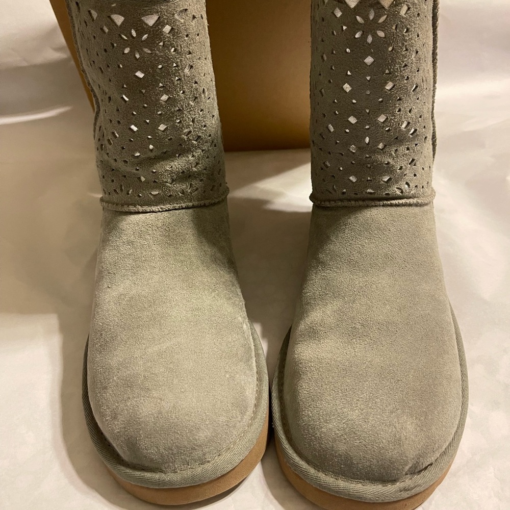 UGG Classic Short Flora Perf